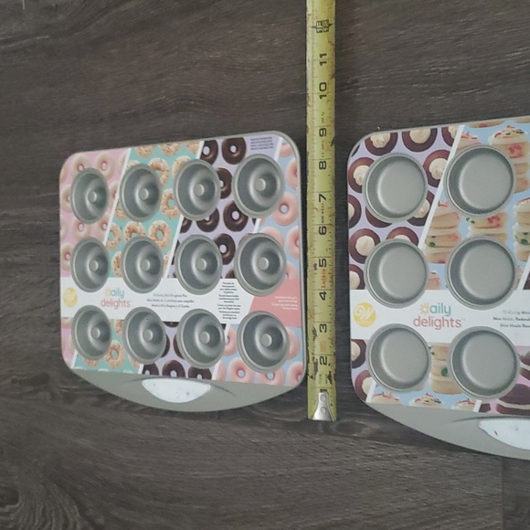 Wilton Daily Delights Mini Pans - Mini Doughnuts and Mini Round moulds - Baking - Picture 10 of 11